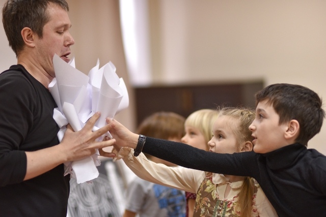 3 марта во Владимире откроется второй сезон “Атмосферного театра”. Московский театр “ТАРАТУМБ” даст спектакль “Аленький цветочек” для камерной аудитории