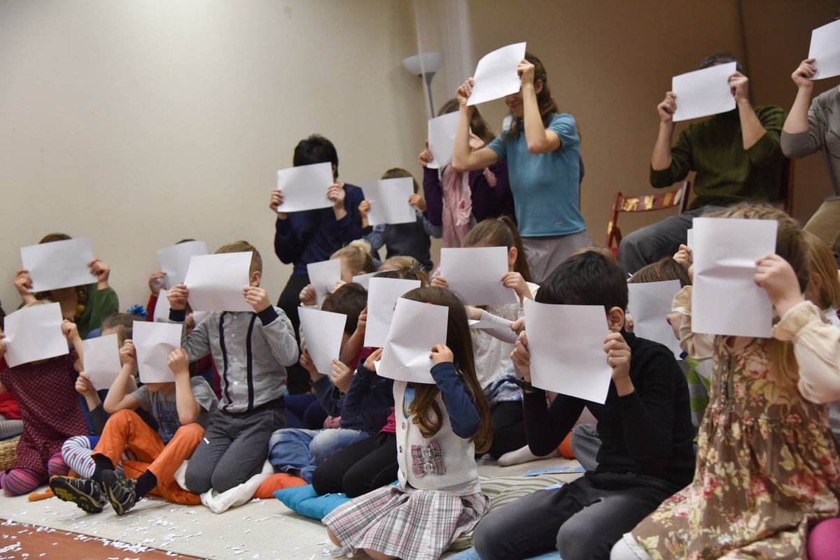 3 марта во Владимире откроется второй сезон “Атмосферного театра”. Московский театр “ТАРАТУМБ” даст спектакль “Аленький цветочек” для камерной аудитории