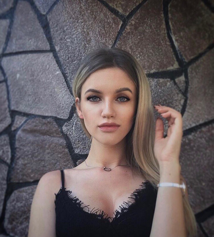 Недавно во Владимир переехала талантливая девушка Дарина Руднева. Она - победительница более 70 российских и международных вокальных конкурсов. Как девушке живется на новом месте? Почему она выбрала Владимир, а не Москву? Обо всем Дарина рассказала нам во время интервью