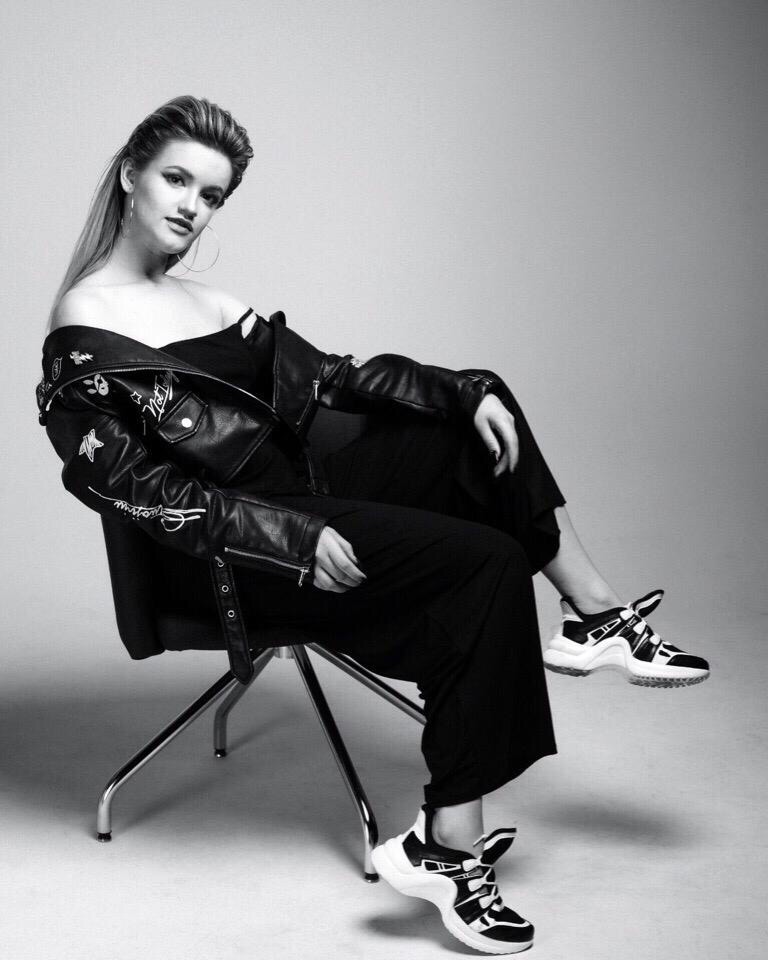 Недавно во Владимир переехала талантливая девушка Дарина Руднева. Она - победительница более 70 российских и международных вокальных конкурсов. Как девушке живется на новом месте? Почему она выбрала Владимир, а не Москву? Обо всем Дарина рассказала нам во время интервью