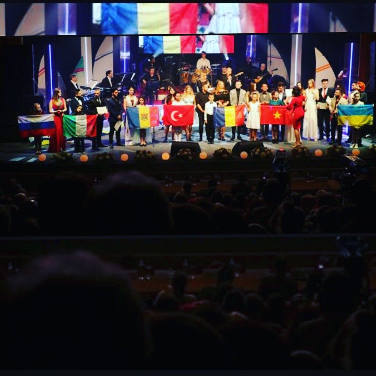 Недавно во Владимир переехала талантливая девушка Дарина Руднева. Она - победительница более 70 российских и международных вокальных конкурсов. Как девушке живется на новом месте? Почему она выбрала Владимир, а не Москву? Обо всем Дарина рассказала нам во время интервью