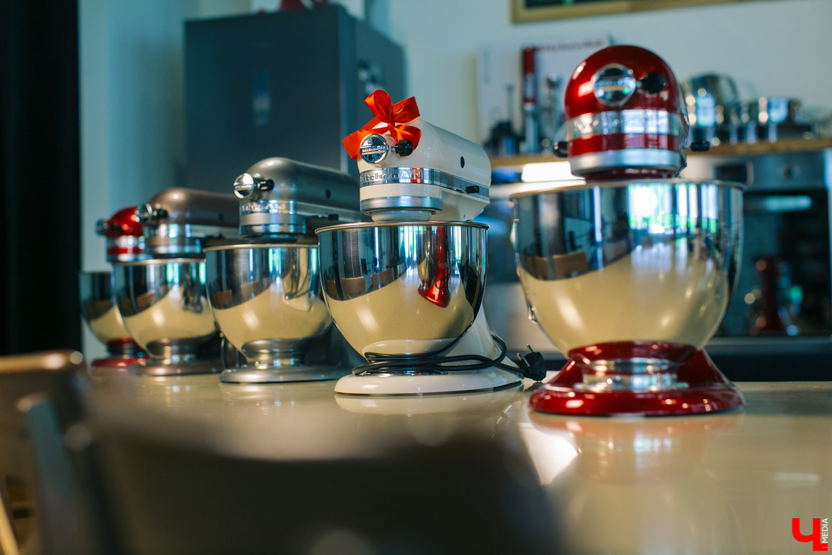 В кулинарном проект “Ключ-Медиа” оперный певец с мировой известностью Василий Хорошев понял, что может быть полезен на кухне своей жене Анастасии