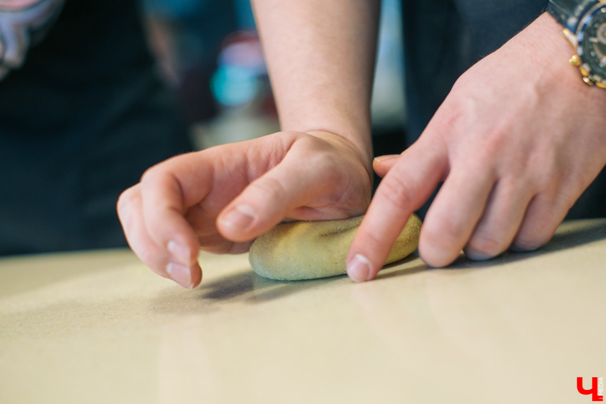 В кулинарном проект “Ключ-Медиа” оперный певец с мировой известностью Василий Хорошев понял, что может быть полезен на кухне своей жене Анастасии