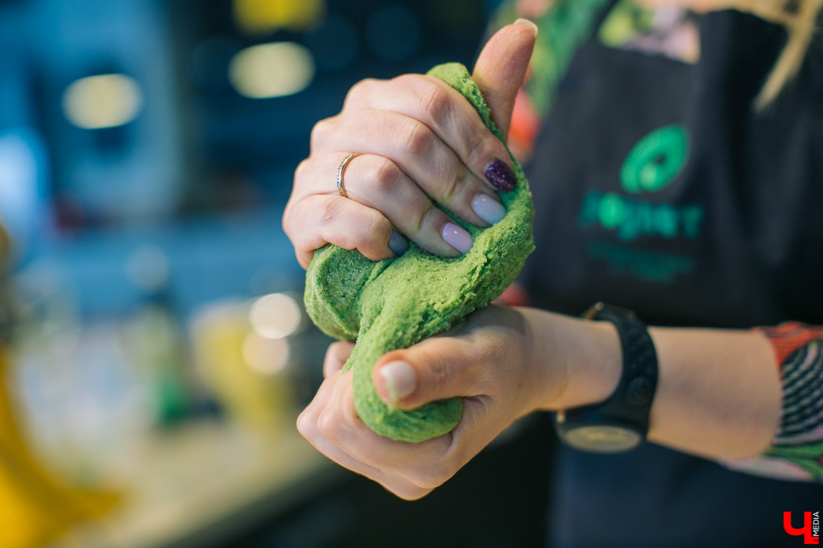 В кулинарном проект “Ключ-Медиа” оперный певец с мировой известностью Василий Хорошев понял, что может быть полезен на кухне своей жене Анастасии