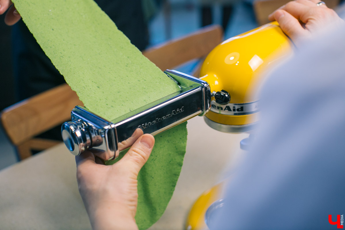 В кулинарном проект “Ключ-Медиа” оперный певец с мировой известностью Василий Хорошев понял, что может быть полезен на кухне своей жене Анастасии