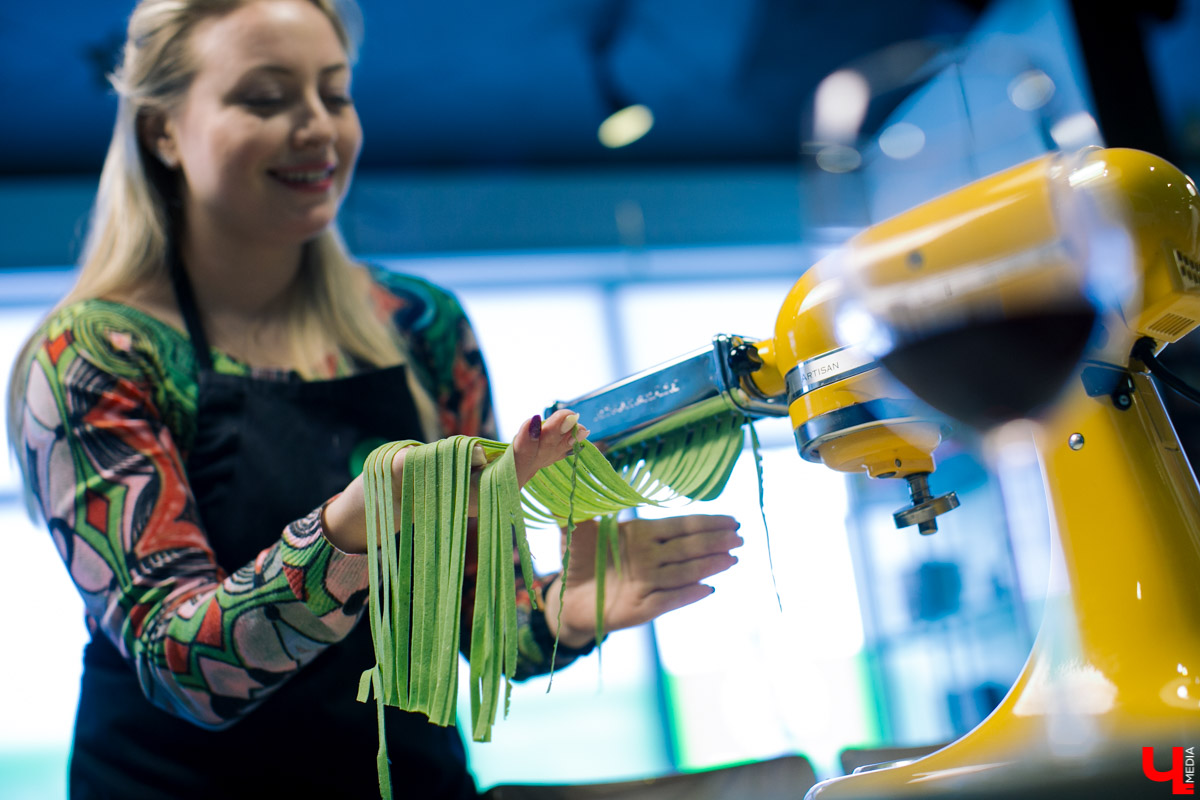 В кулинарном проект “Ключ-Медиа” оперный певец с мировой известностью Василий Хорошев понял, что может быть полезен на кухне своей жене Анастасии