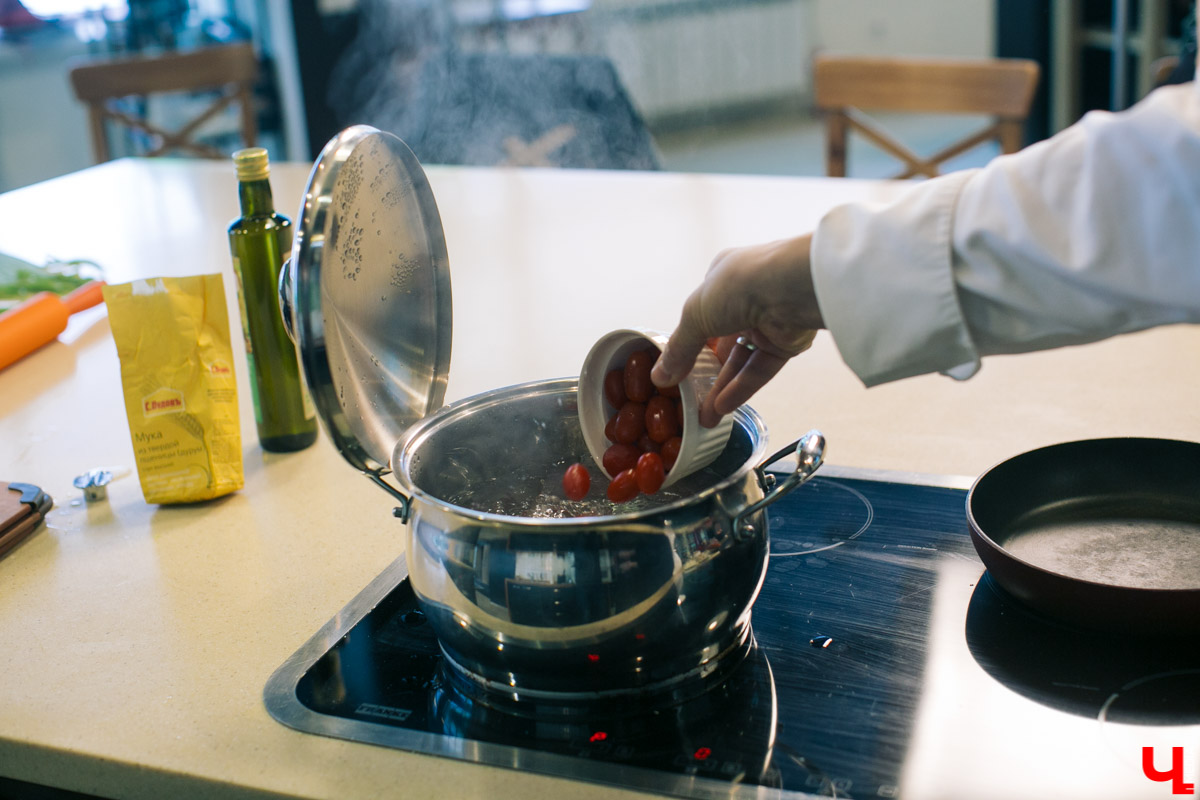 В кулинарном проект “Ключ-Медиа” оперный певец с мировой известностью Василий Хорошев понял, что может быть полезен на кухне своей жене Анастасии