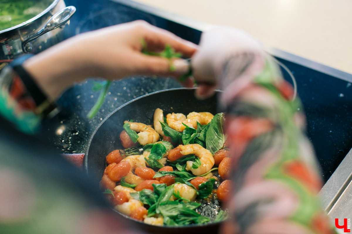 В кулинарном проект “Ключ-Медиа” оперный певец с мировой известностью Василий Хорошев понял, что может быть полезен на кухне своей жене Анастасии