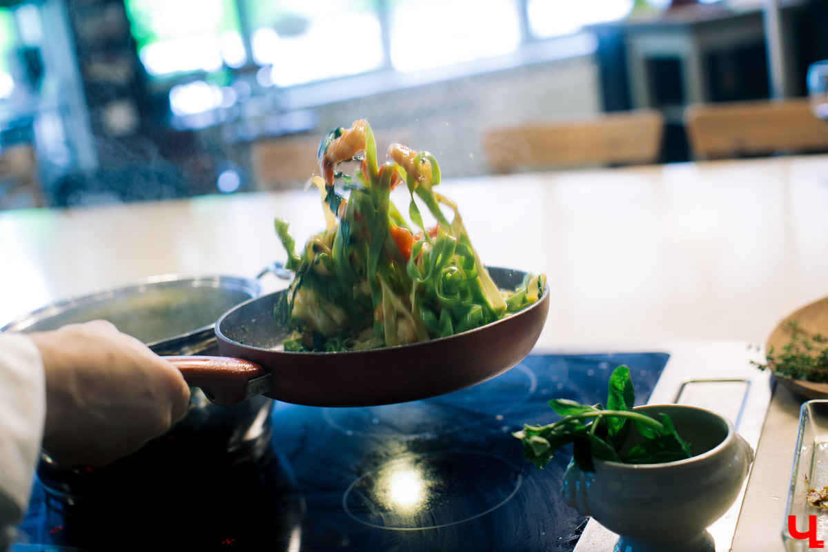 В кулинарном проект “Ключ-Медиа” оперный певец с мировой известностью Василий Хорошев понял, что может быть полезен на кухне своей жене Анастасии