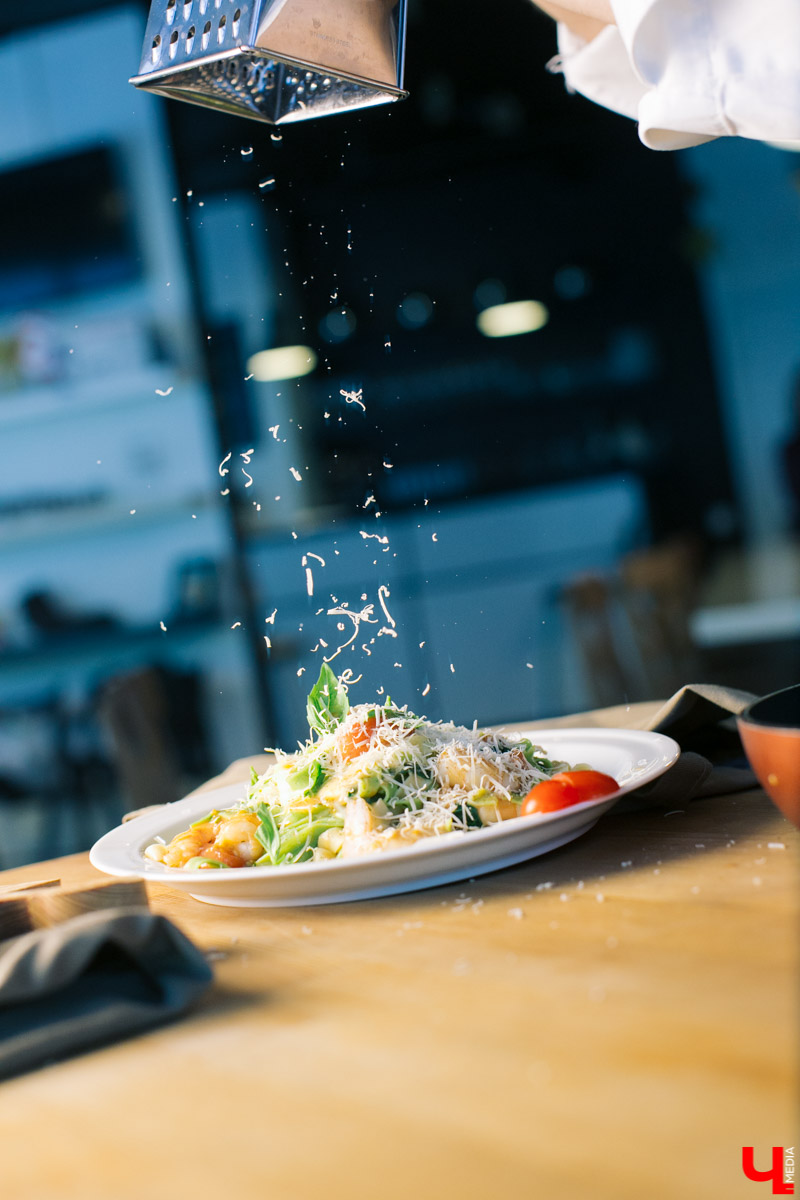 В кулинарном проект “Ключ-Медиа” оперный певец с мировой известностью Василий Хорошев понял, что может быть полезен на кухне своей жене Анастасии