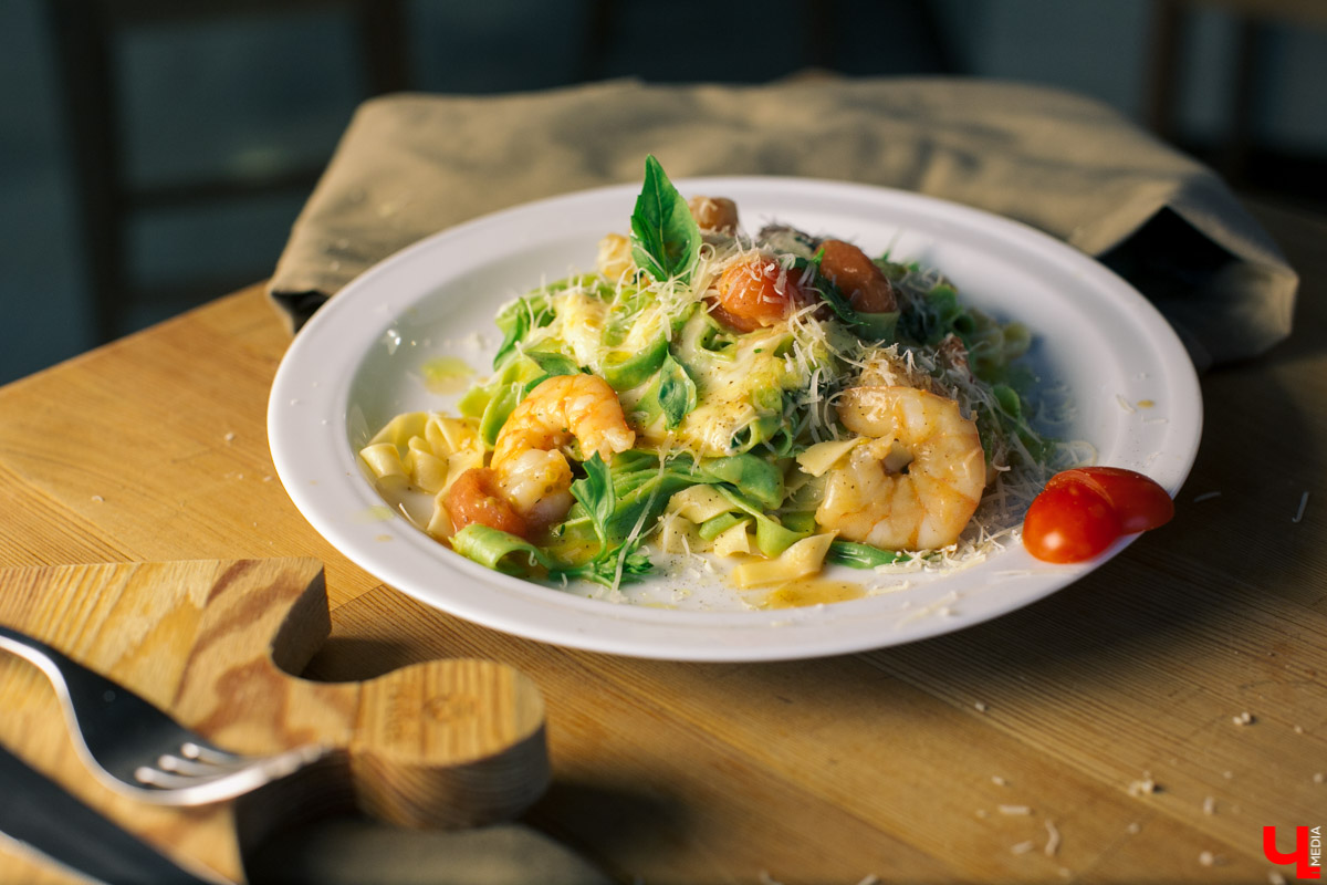 В кулинарном проект “Ключ-Медиа” оперный певец с мировой известностью Василий Хорошев понял, что может быть полезен на кухне своей жене Анастасии