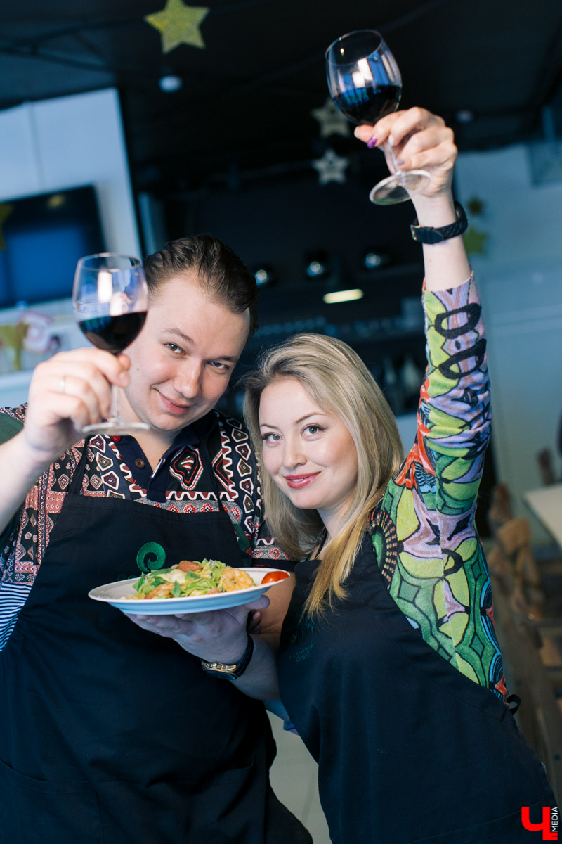 В кулинарном проект “Ключ-Медиа” оперный певец с мировой известностью Василий Хорошев понял, что может быть полезен на кухне своей жене Анастасии