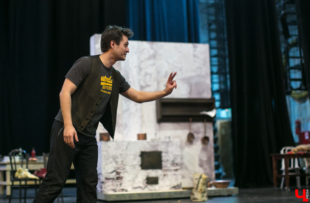 Режиссер Астрахан готовит выпуск классической версии “Доходного места” на владимирской сцене, не “корежа” автора, а извлекая новые смыслы