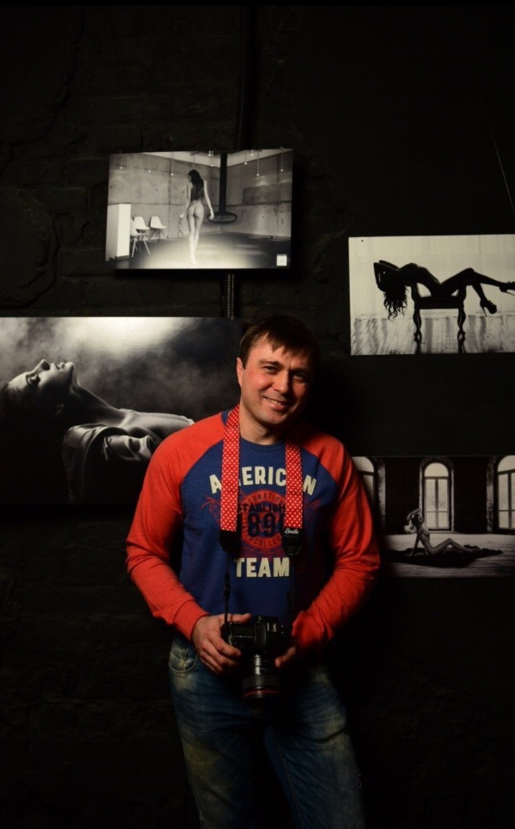 Зал “Чайханы” украсили постеры с ню-моделями, снятыми фотографом Вячеславом Холодиловым