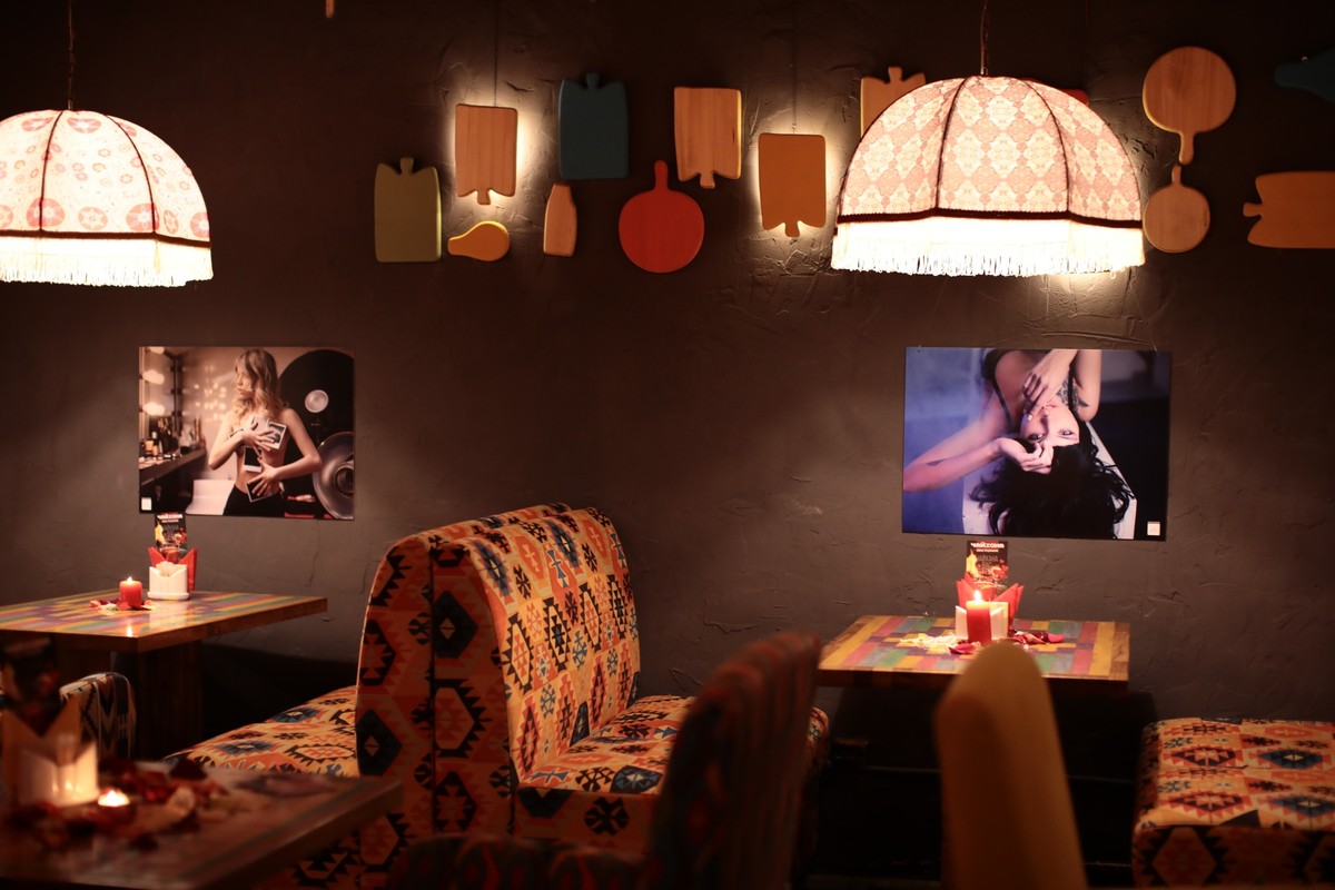 Зал “Чайханы” украсили постеры с ню-моделями, снятыми фотографом Вячеславом Холодиловым