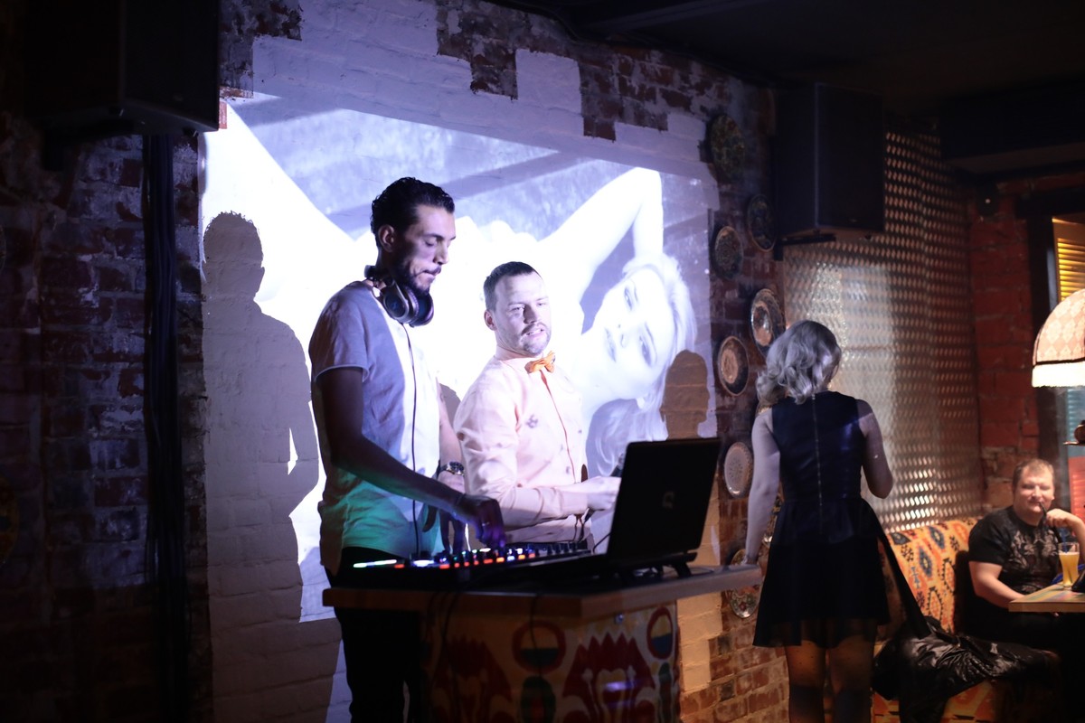 Зал “Чайханы” украсили постеры с ню-моделями, снятыми фотографом Вячеславом Холодиловым