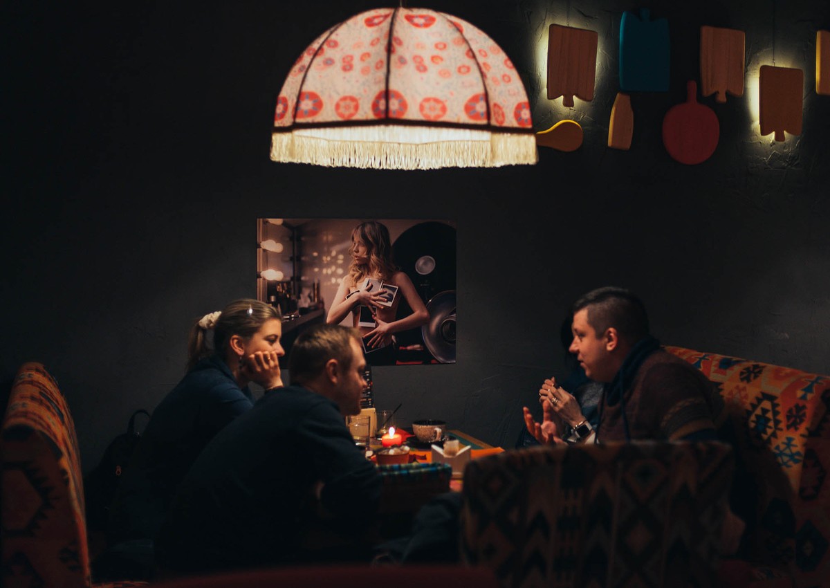 Зал “Чайханы” украсили постеры с ню-моделями, снятыми фотографом Вячеславом Холодиловым