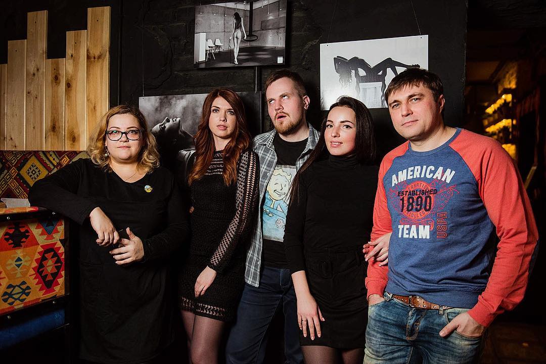 Зал “Чайханы” украсили постеры с ню-моделями, снятыми фотографом Вячеславом Холодиловым