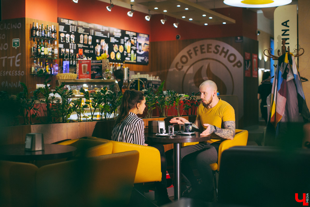 Владимирский видеограф снимает нестандартные свадьбы, выступает против “ванильностей” и кардинально отличается от обычных свадебных специалистов. За свои работы получил 7 премий WEVA Awards 2018