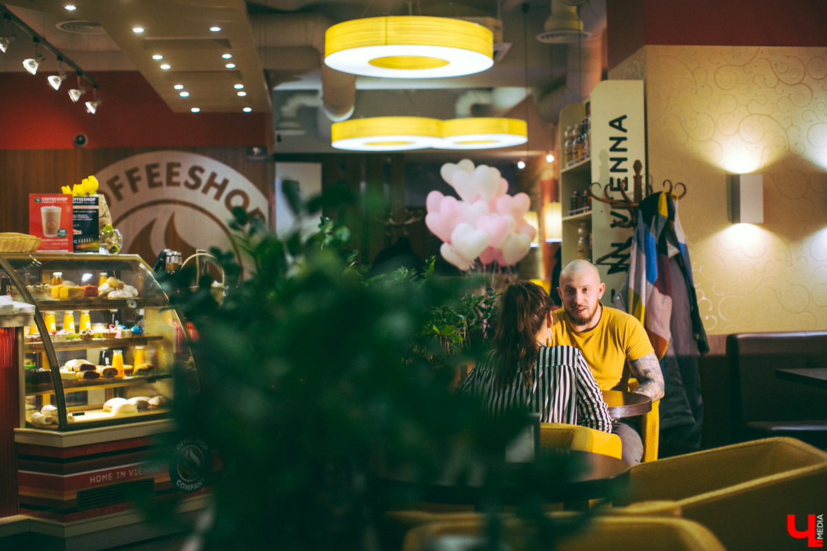 Владимирский видеограф снимает нестандартные свадьбы, выступает против “ванильностей” и кардинально отличается от обычных свадебных специалистов. За свои работы получил 7 премий WEVA Awards 2018