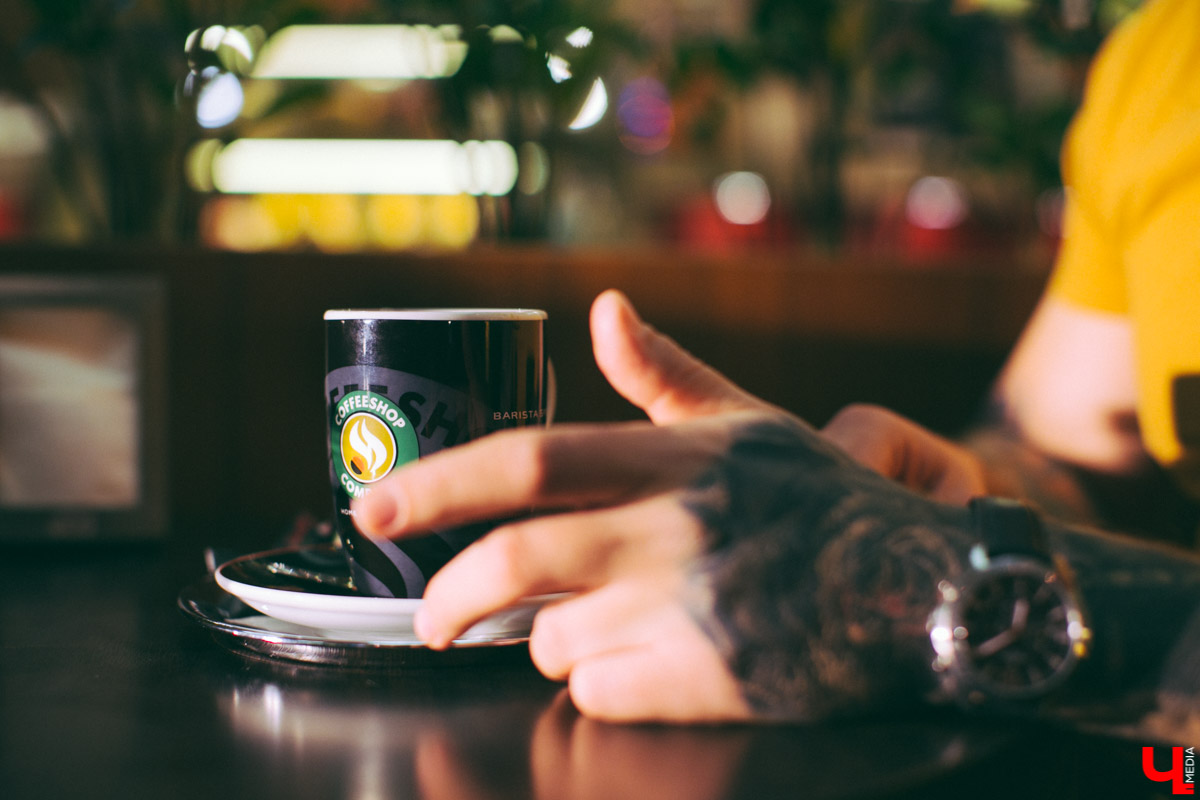 Владимирский видеограф снимает нестандартные свадьбы, выступает против “ванильностей” и кардинально отличается от обычных свадебных специалистов. За свои работы получил 7 премий WEVA Awards 2018