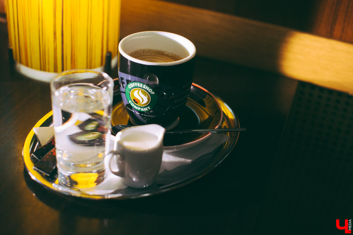 Владимирский видеограф снимает нестандартные свадьбы, выступает против “ванильностей” и кардинально отличается от обычных свадебных специалистов. За свои работы получил 7 премий WEVA Awards 2018