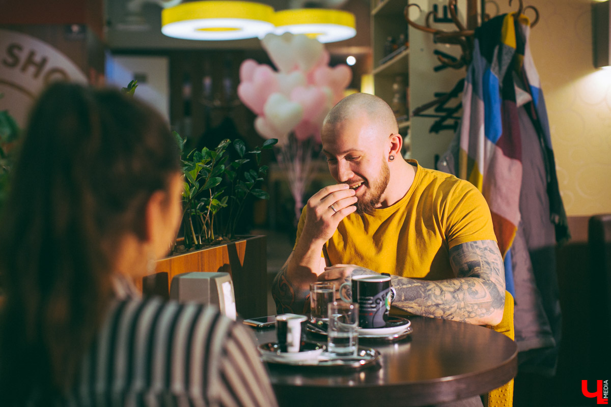 Владимирский видеограф снимает нестандартные свадьбы, выступает против “ванильностей” и кардинально отличается от обычных свадебных специалистов. За свои работы получил 7 премий WEVA Awards 2018