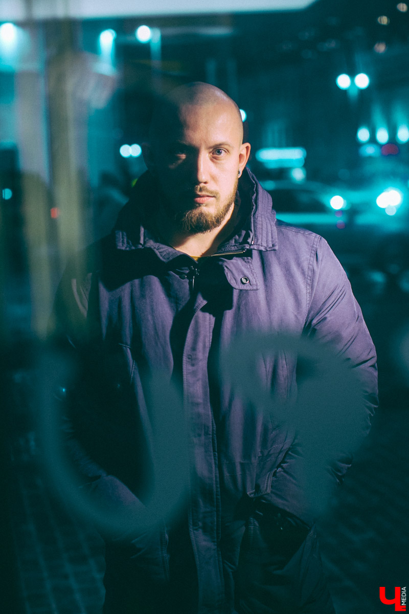 Владимирский видеограф снимает нестандартные свадьбы, выступает против “ванильностей” и кардинально отличается от обычных свадебных специалистов. За свои работы получил 7 премий WEVA Awards 2018