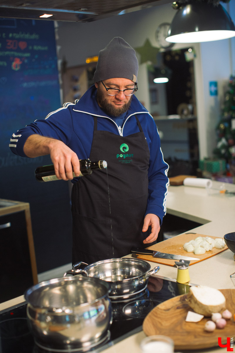 Тимофей Копылов готовил угощение из ненавистной печенки, варил варенье из лука и укрощал сверхмощный блендер в Roulet