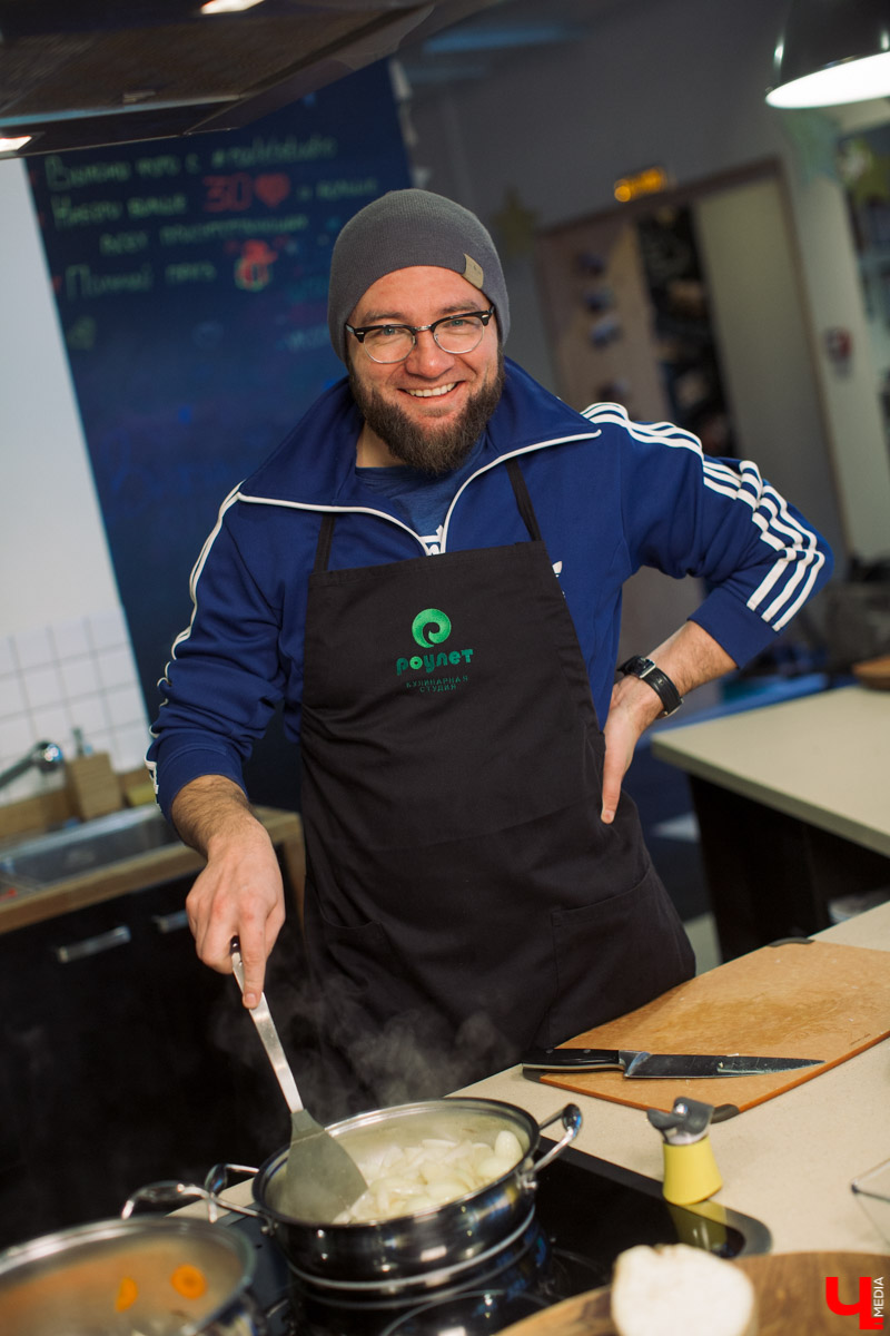 Тимофей Копылов готовил угощение из ненавистной печенки, варил варенье из лука и укрощал сверхмощный блендер в Roulet