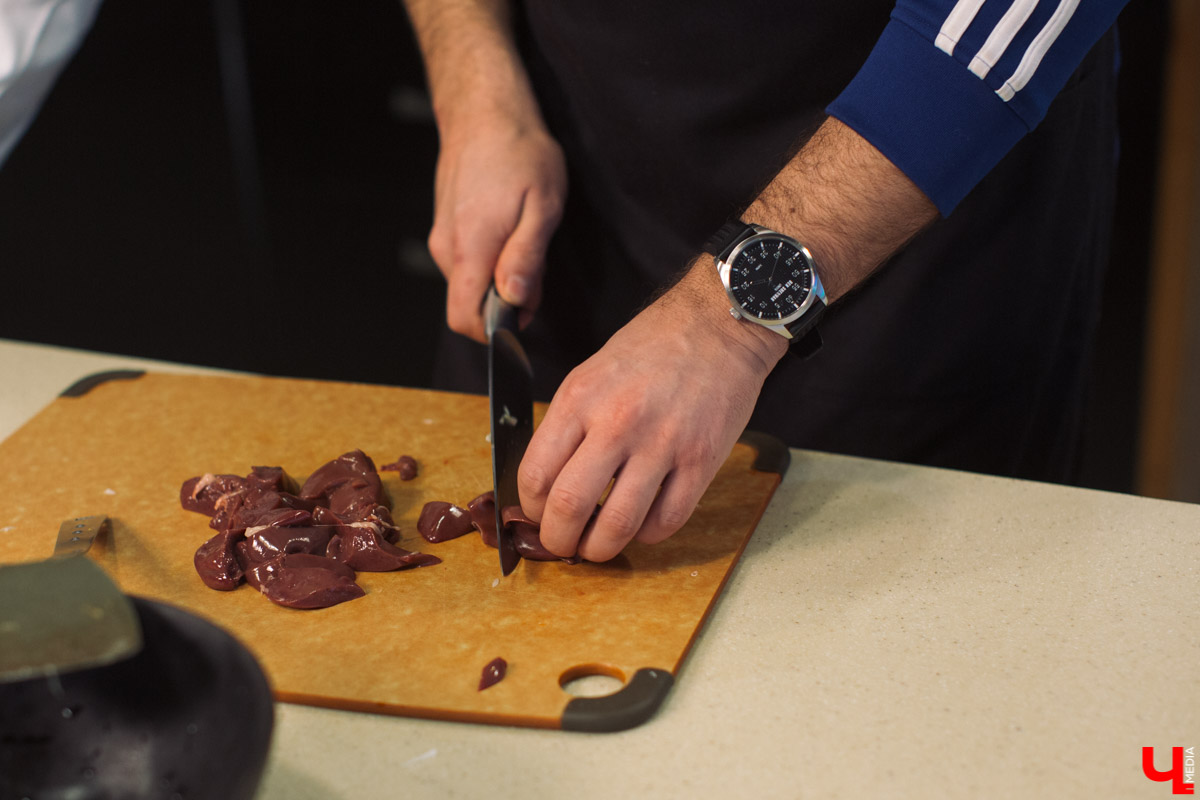 Тимофей Копылов готовил угощение из ненавистной печенки, варил варенье из лука и укрощал сверхмощный блендер в Roulet