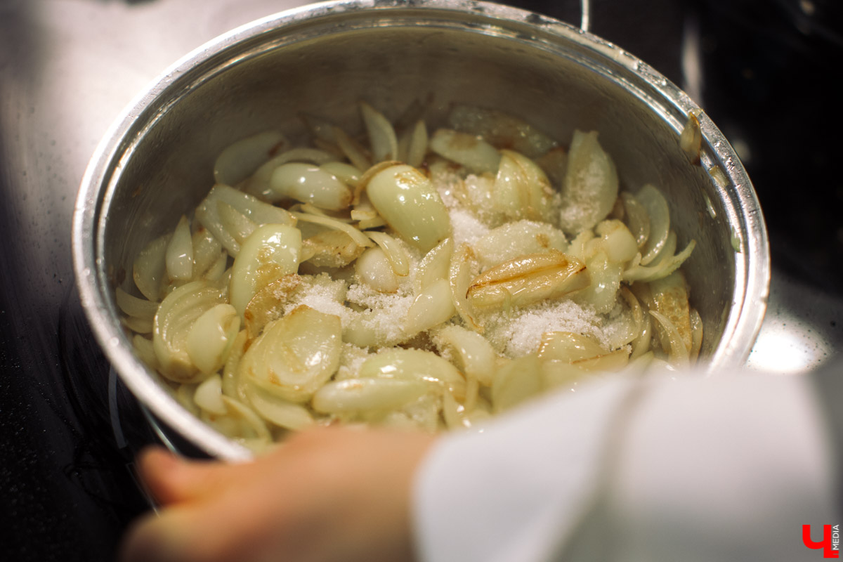 Тимофей Копылов готовил угощение из ненавистной печенки, варил варенье из лука и укрощал сверхмощный блендер в Roulet