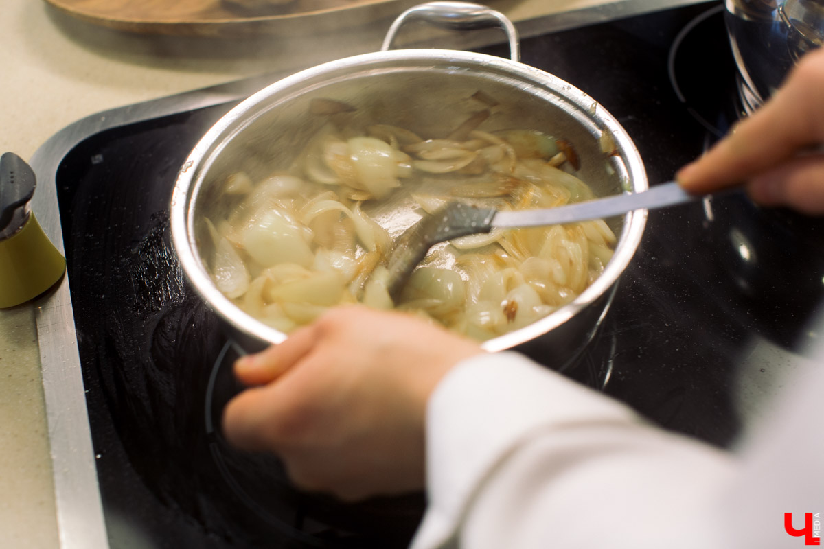 Тимофей Копылов готовил угощение из ненавистной печенки, варил варенье из лука и укрощал сверхмощный блендер в Roulet