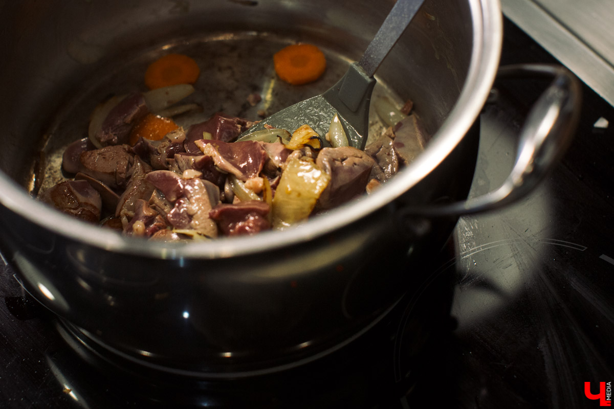 Тимофей Копылов готовил угощение из ненавистной печенки, варил варенье из лука и укрощал сверхмощный блендер в Roulet