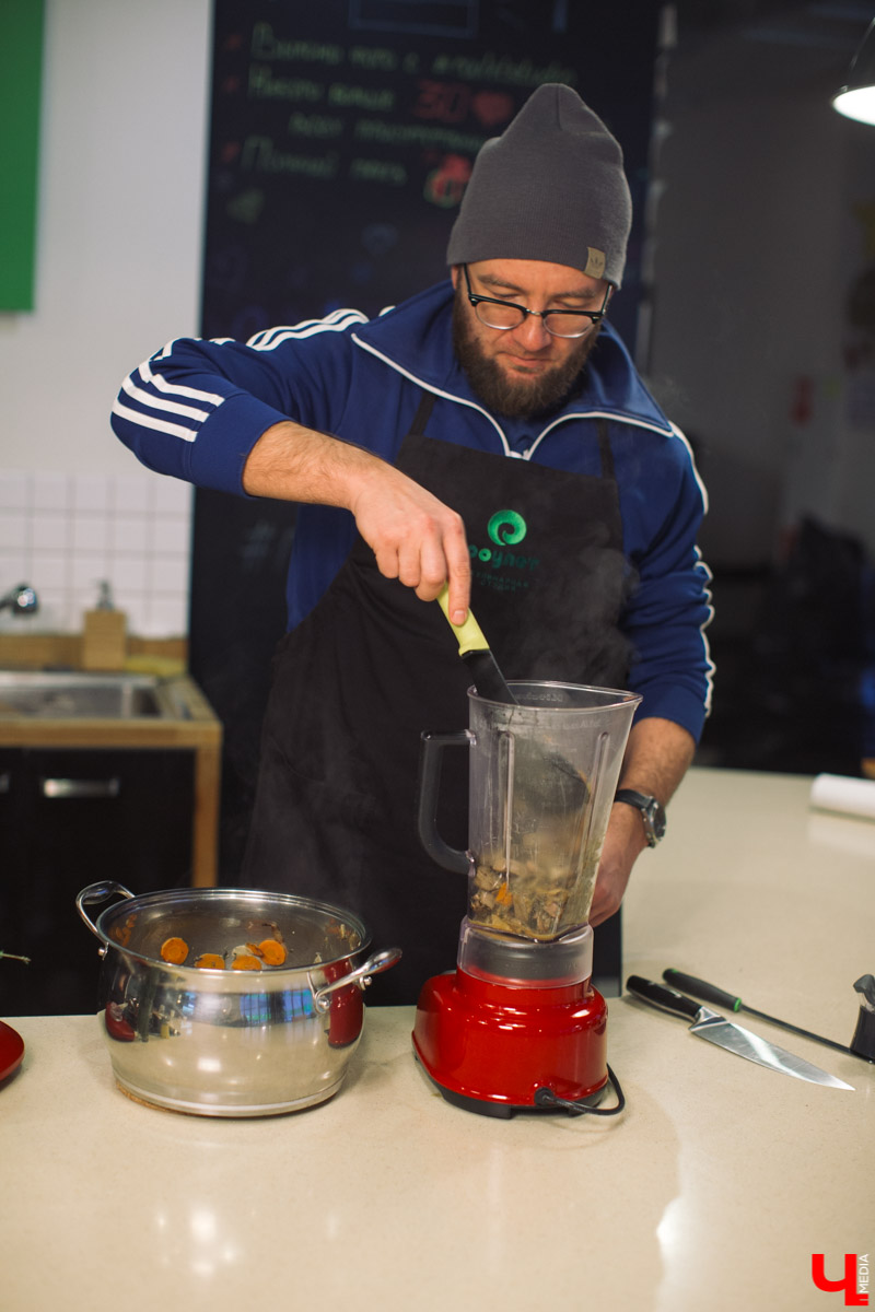 Тимофей Копылов готовил угощение из ненавистной печенки, варил варенье из лука и укрощал сверхмощный блендер в Roulet