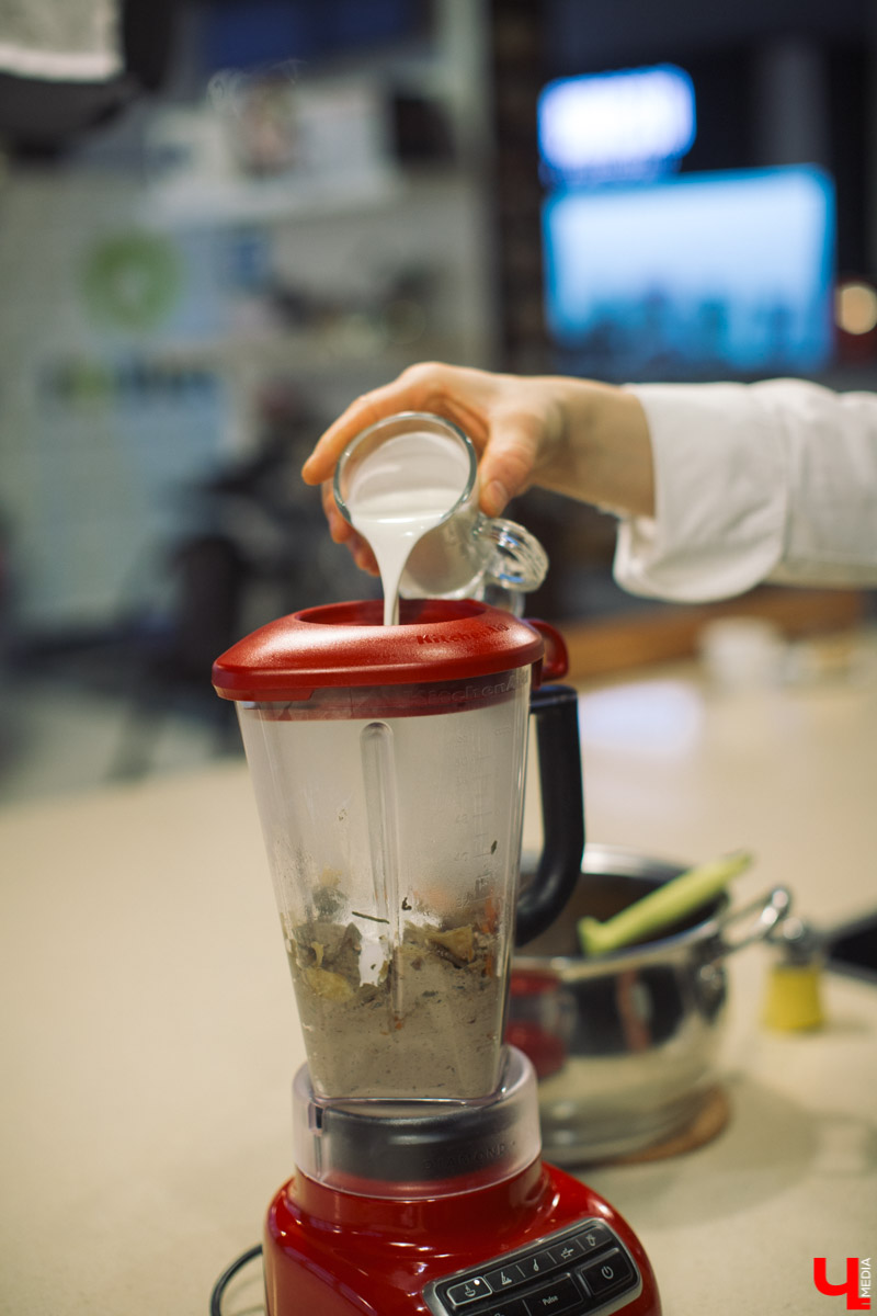 Тимофей Копылов готовил угощение из ненавистной печенки, варил варенье из лука и укрощал сверхмощный блендер в Roulet