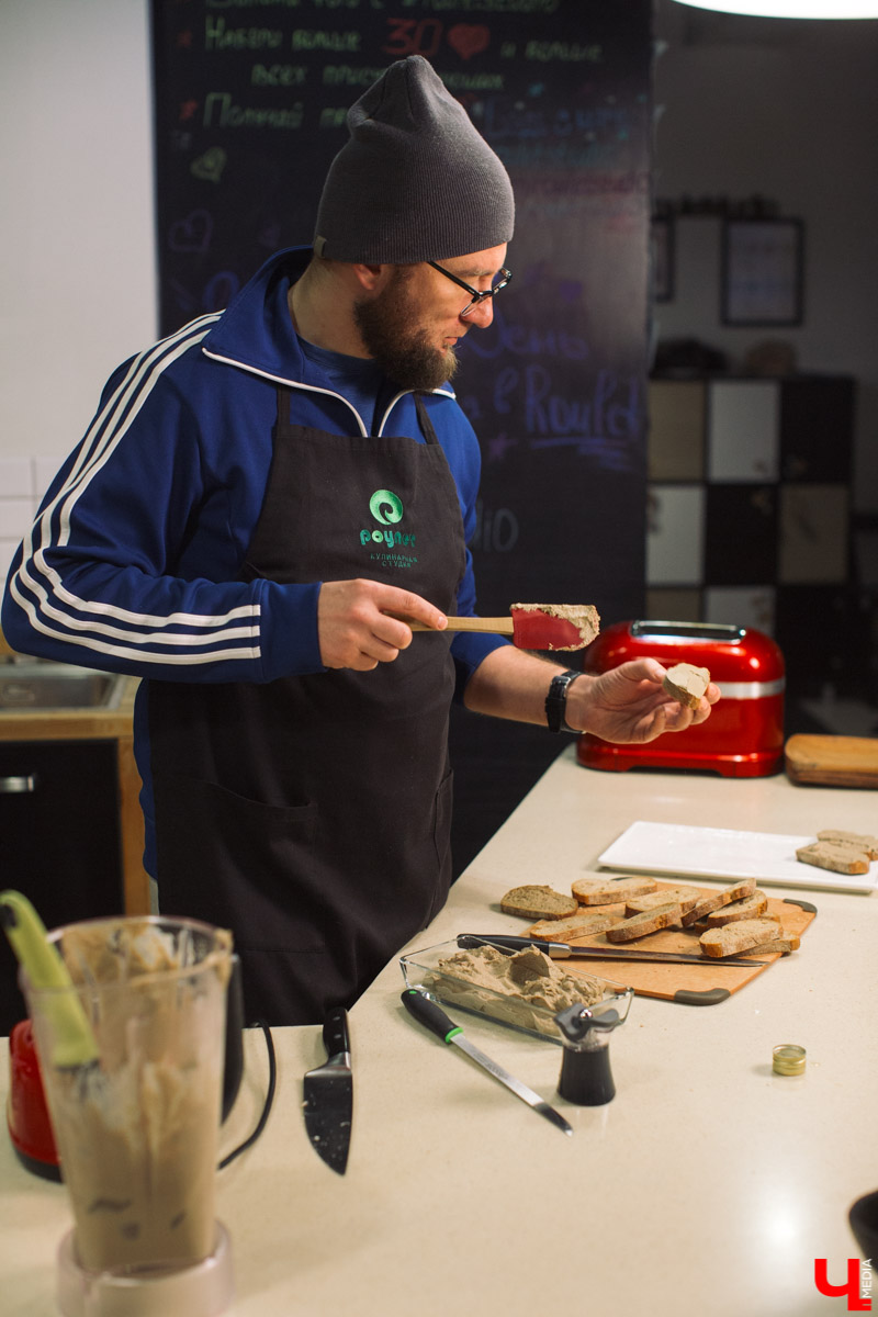 Тимофей Копылов готовил угощение из ненавистной печенки, варил варенье из лука и укрощал сверхмощный блендер в Roulet