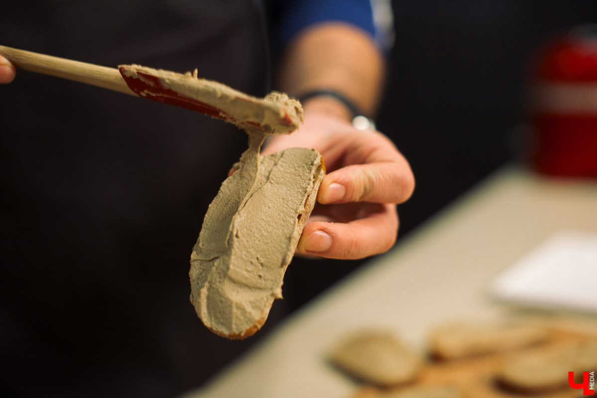 Тимофей Копылов готовил угощение из ненавистной печенки, варил варенье из лука и укрощал сверхмощный блендер в Roulet