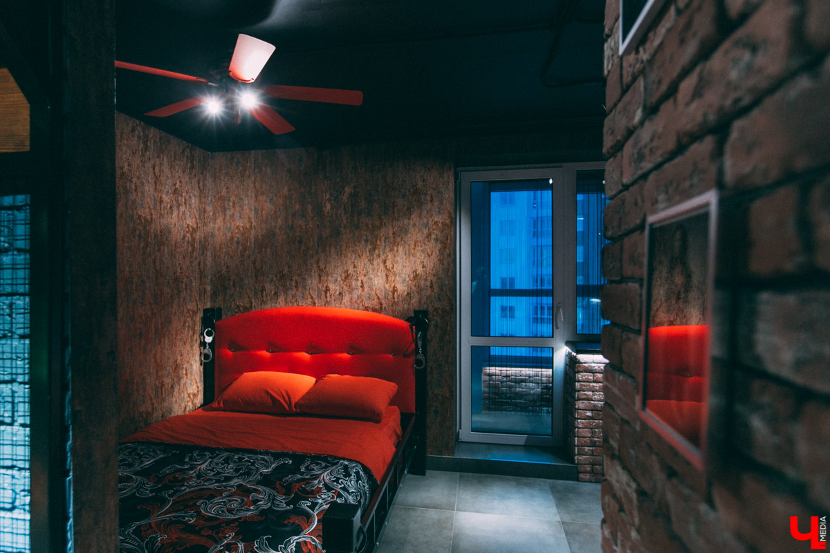 Недавно во Владимире открылась очень необычная локация для фотосъемок - фетиш-студия. Это квартира, оформленная в духе БДСМ тематики