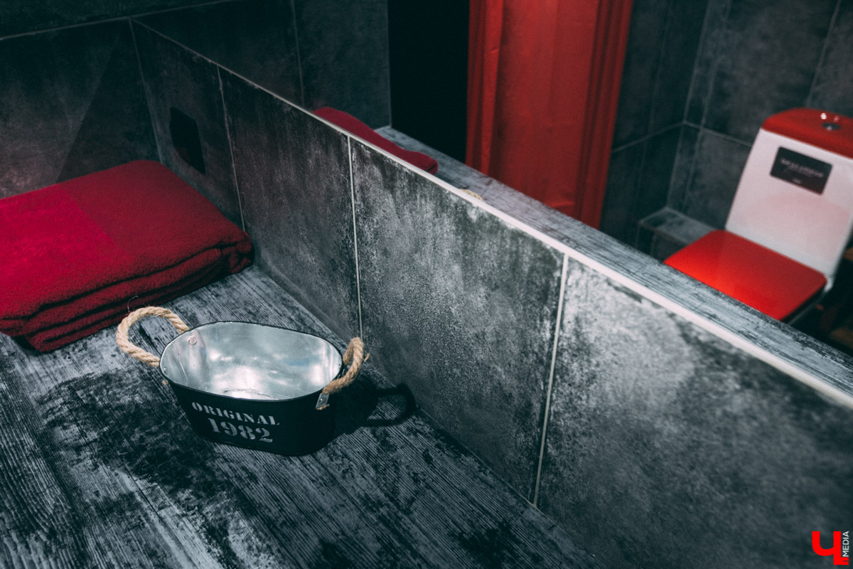 Недавно во Владимире открылась очень необычная локация для фотосъемок - фетиш-студия. Это квартира, оформленная в духе БДСМ тематики