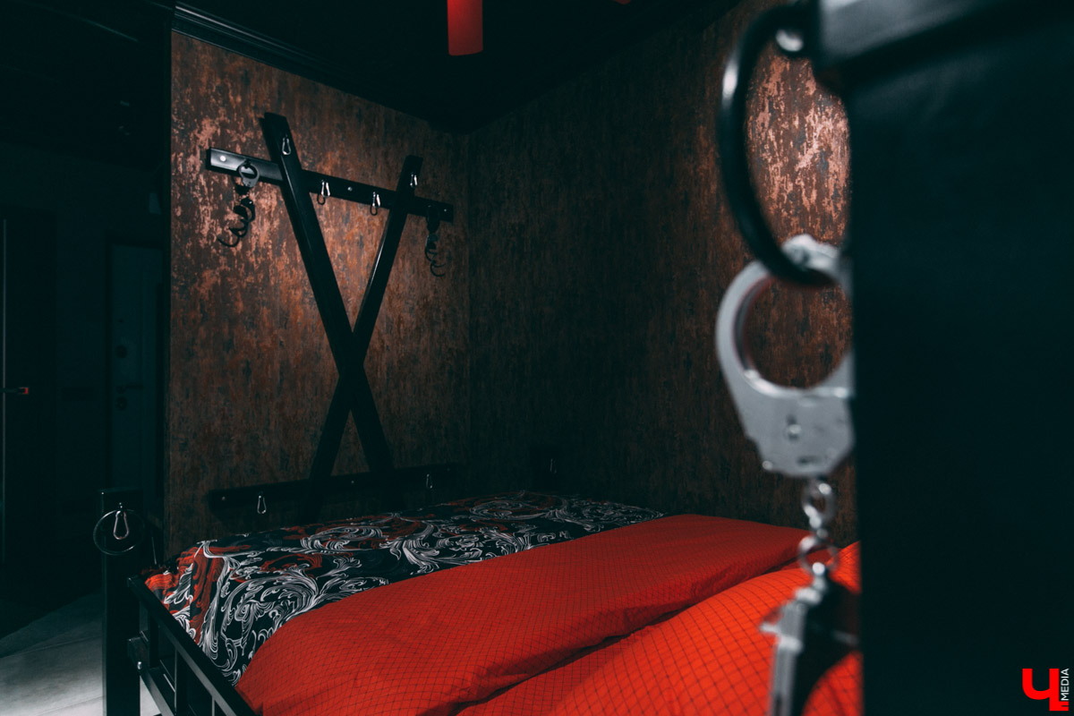 Недавно во Владимире открылась очень необычная локация для фотосъемок - фетиш-студия. Это квартира, оформленная в духе БДСМ тематики