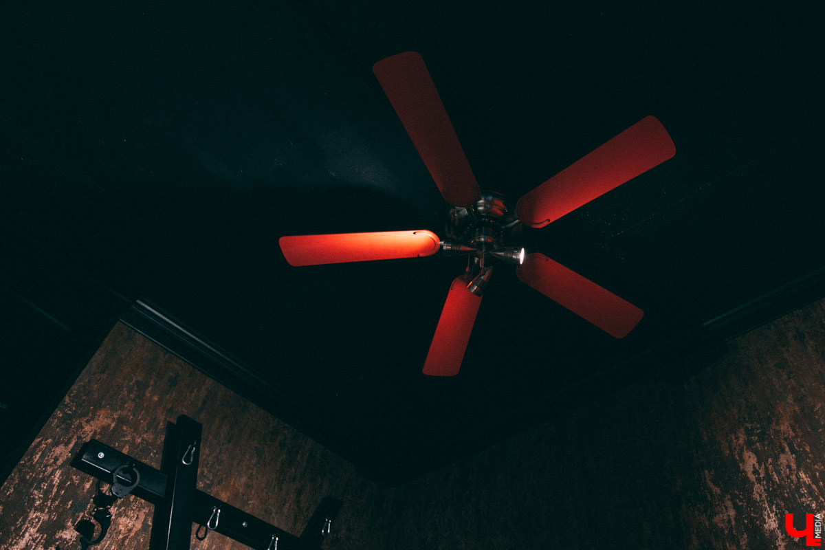 Недавно во Владимире открылась очень необычная локация для фотосъемок - фетиш-студия. Это квартира, оформленная в духе БДСМ тематики