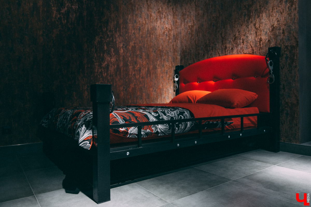 Недавно во Владимире открылась очень необычная локация для фотосъемок - фетиш-студия. Это квартира, оформленная в духе БДСМ тематики