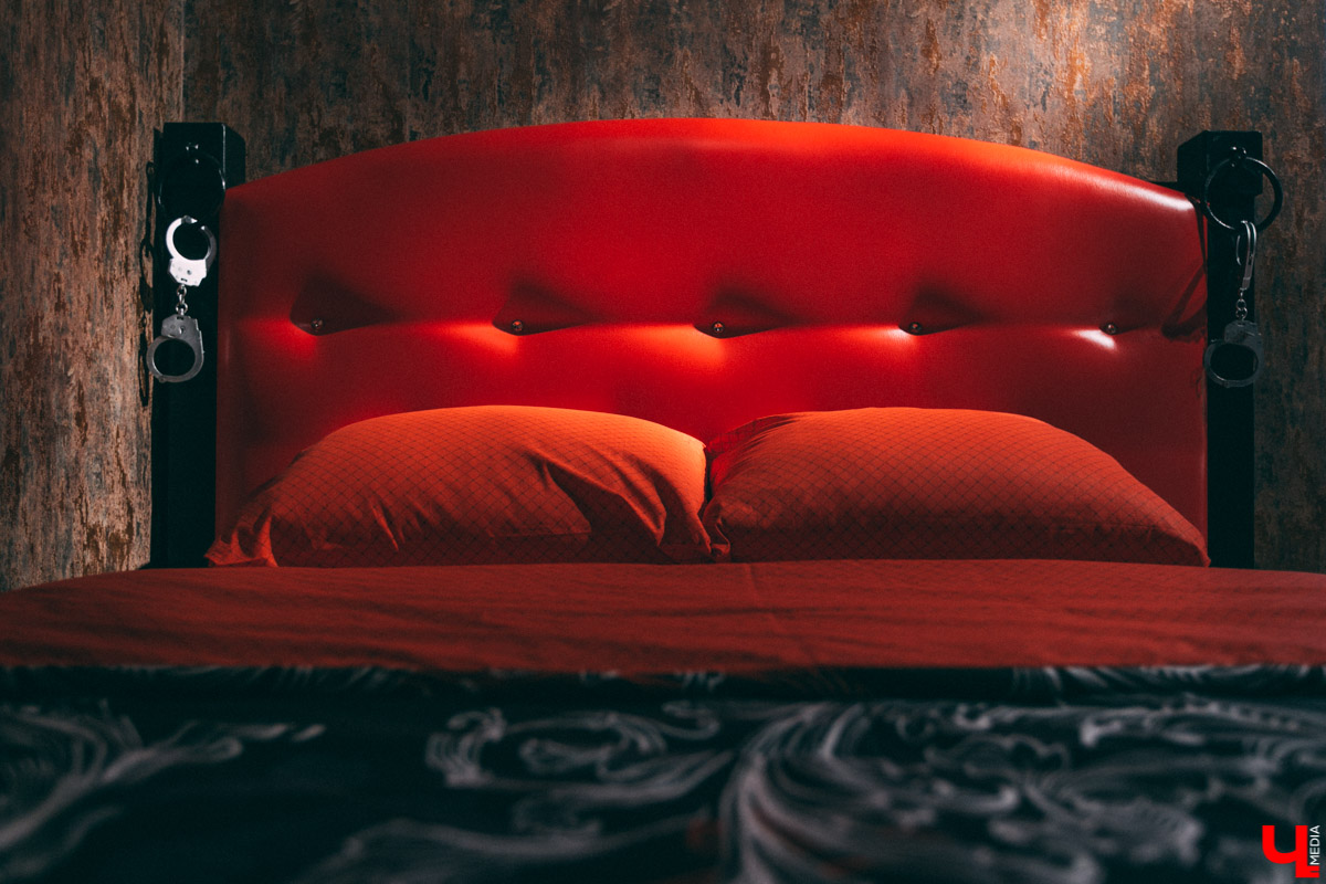 Недавно во Владимире открылась очень необычная локация для фотосъемок - фетиш-студия. Это квартира, оформленная в духе БДСМ тематики