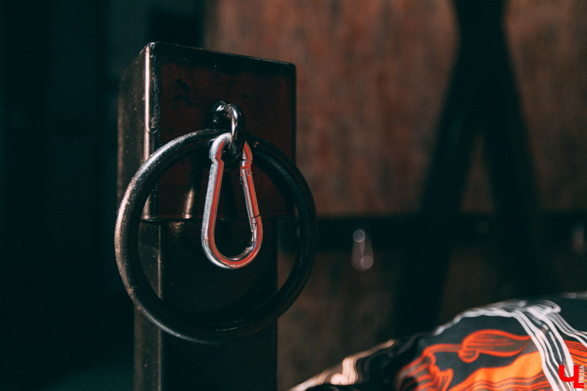 Недавно во Владимире открылась очень необычная локация для фотосъемок - фетиш-студия. Это квартира, оформленная в духе БДСМ тематики