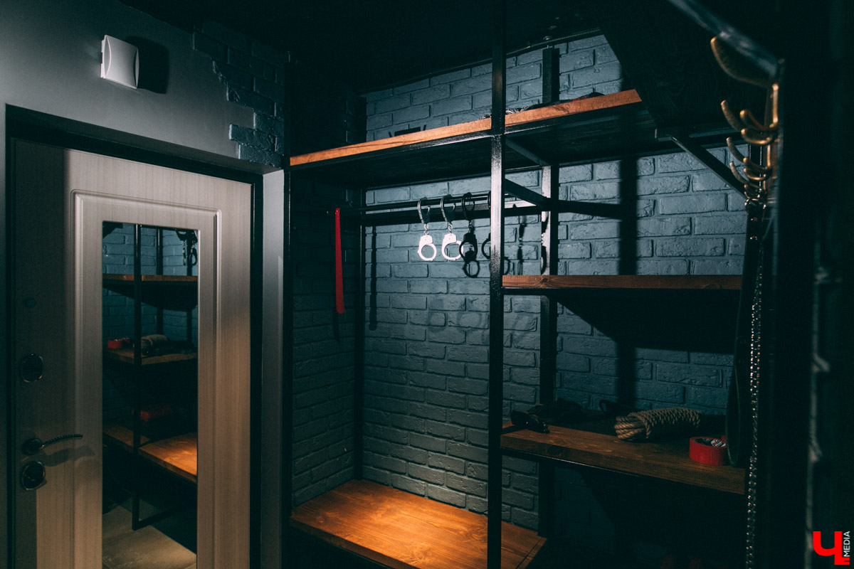 Недавно во Владимире открылась очень необычная локация для фотосъемок - фетиш-студия. Это квартира, оформленная в духе БДСМ тематики