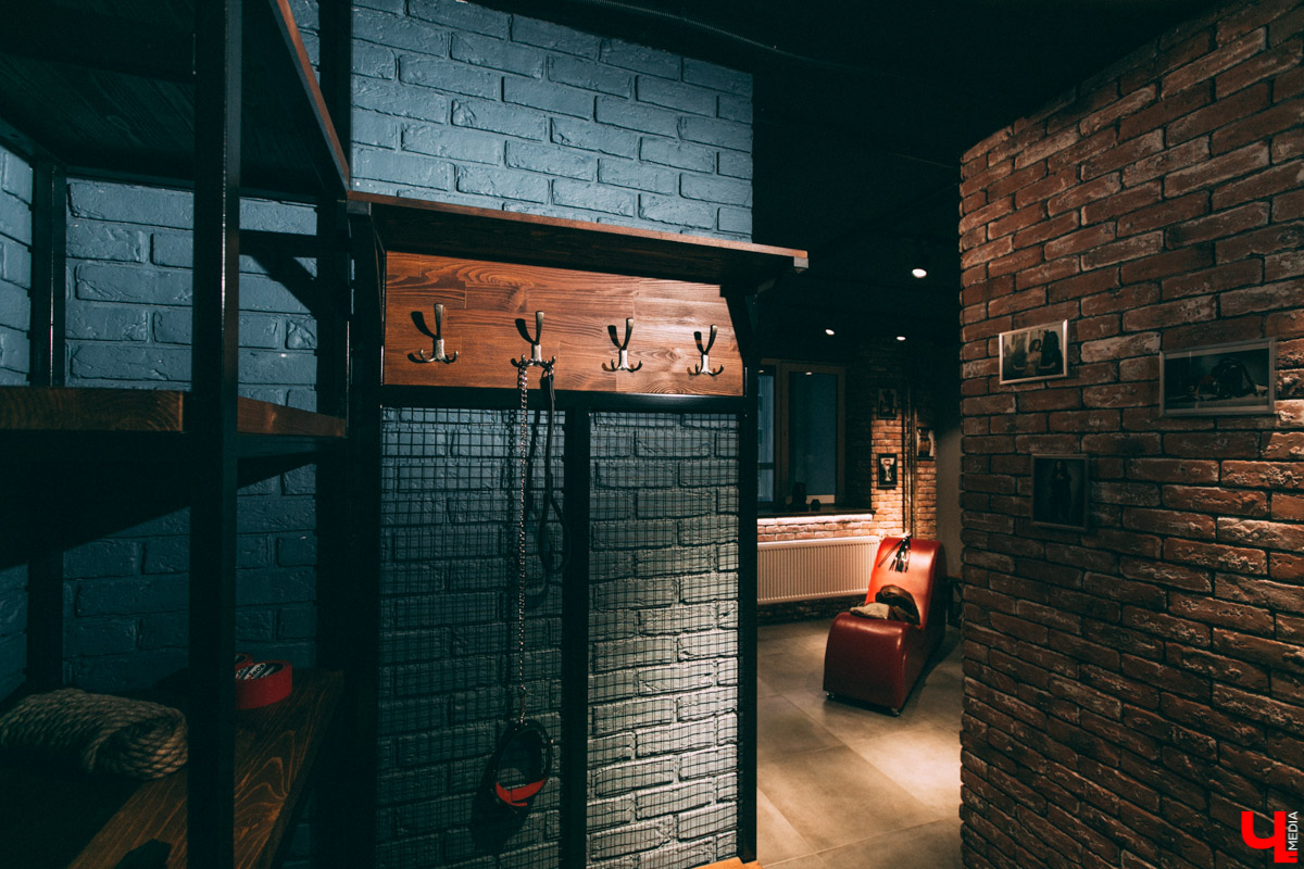 Недавно во Владимире открылась очень необычная локация для фотосъемок - фетиш-студия. Это квартира, оформленная в духе БДСМ тематики