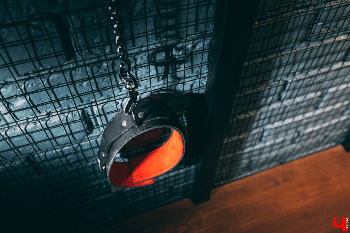 Недавно во Владимире открылась очень необычная локация для фотосъемок - фетиш-студия. Это квартира, оформленная в духе БДСМ тематики