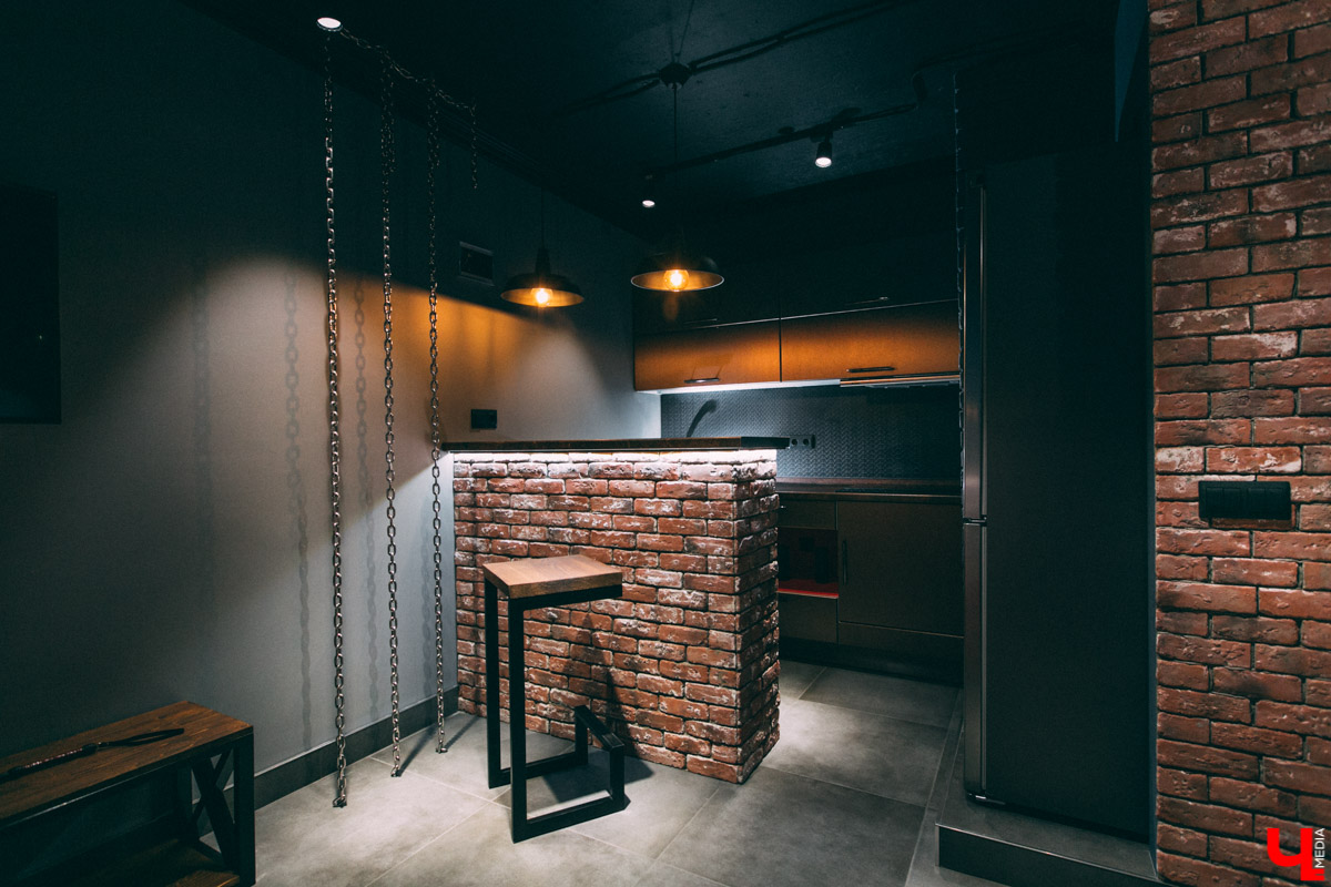 Недавно во Владимире открылась очень необычная локация для фотосъемок - фетиш-студия. Это квартира, оформленная в духе БДСМ тематики