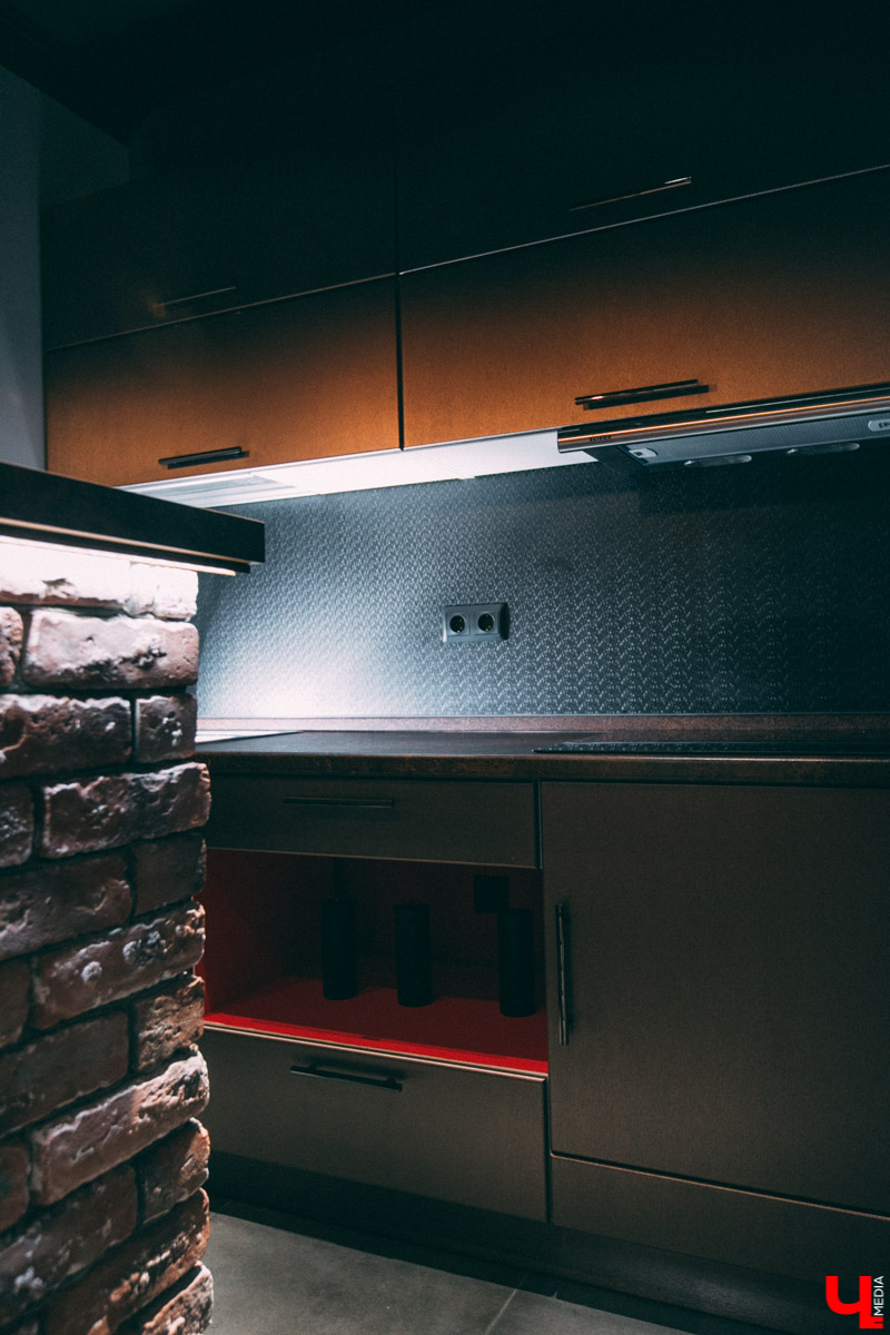 Недавно во Владимире открылась очень необычная локация для фотосъемок - фетиш-студия. Это квартира, оформленная в духе БДСМ тематики